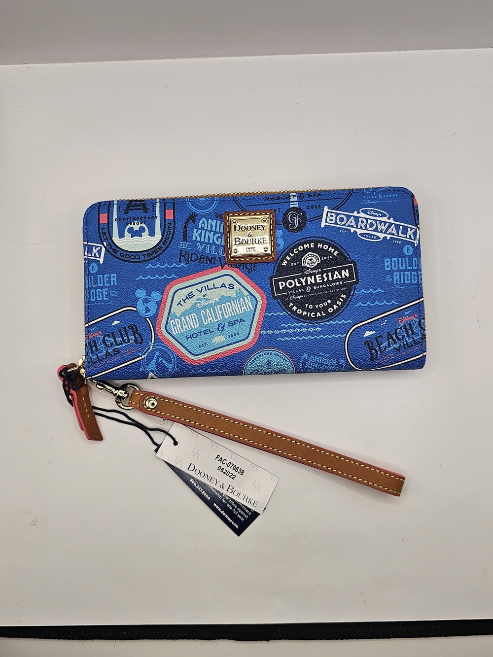 Disney Dooney & Bourke DVC Vacation Club Wristlet Wallet NWT